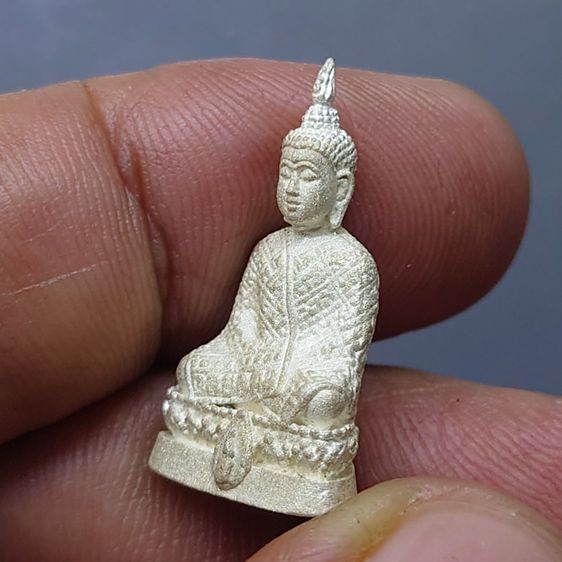 พระแก้วมรกต สธ. เครื่องทรงฤดูหนาว ลอยองค์ เนื้อเงินพ่นทราย สมเด็จพระเทพฯจัดสร้าง วัดบวรนิเวศวิหาร ปี 2538 พร้อมกล่องเดิม รับประกันแท้ รูปที่ 6