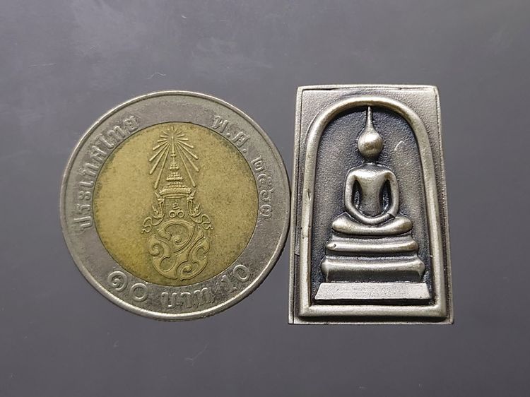 สมเด็จพระพุฒาจารย์ (โต พรหมรังสี) พิมพ์นิยม เนื้อเงินซาติน อนุสรณ์ ๑๒๘ ปี วัดเกศไชโย พ.ศ.2543 กล่องเดิม รูปที่ 7