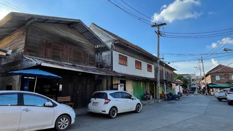 ขายที่ดินพร้อมสิ่งปลูกสร้างใจกลางตลาดอุทัยธานี ทำเลนี้หาไม่ได้แล้ว