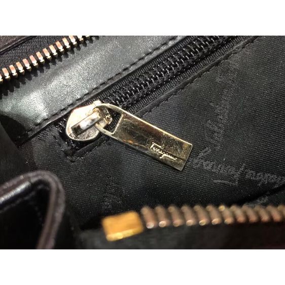 Salvatore Ferragamo กระเป๋าโท้ทหนังสีดำ Gancini รับประกันของแท้ รูปที่ 6
