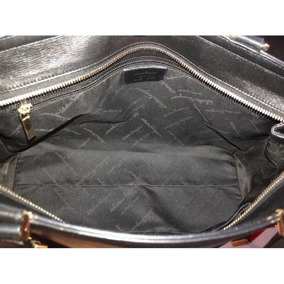 Salvatore Ferragamo กระเป๋าโท้ทหนังสีดำ Gancini รับประกันของแท้ รูปที่ 4