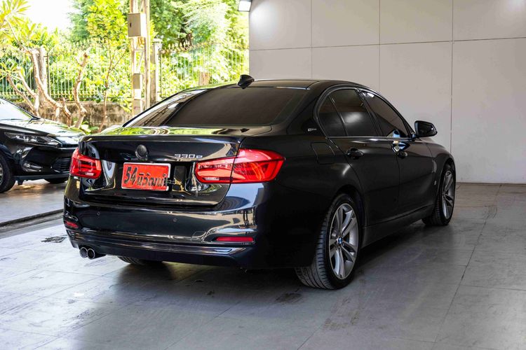 BMW Series 3 2018 330e Sedan ปลั๊กอินไฮบริด (PHEV) ไม่ติดแก๊ส เกียร์อัตโนมัติ ดำ รูปที่ 4