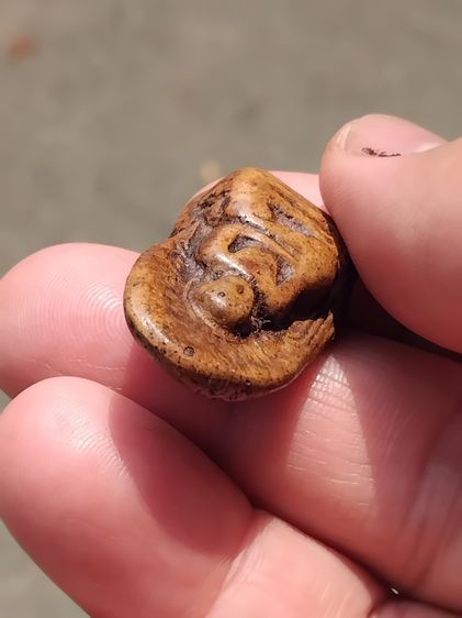 พระคง กรุวัดพระคงฤาษี จังหวัดลำพูน กรุเก่า สีพิกุล เนื้อดิน จัดมาก ขนาด กว้าง 1.8 ซม. สูง 3 ซม.พระสวย พระเต็มฟร์อม แท้ ดูง่าย หายาก     พระค รูปที่ 8