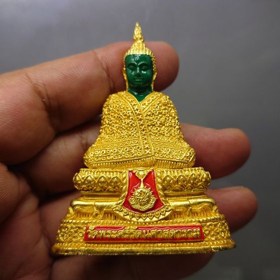 พระแก้วมรกต ทรงฤดูหนาว (ขนาดสูง 6.3 เซน) เนื้อโลหะเคลือบสีเขียว เครื่องทรงชุบทอง สำนักพระราชวัง สร้าง พุทธาภิเษก ณ วัดพระศรีรัตนศาสดาราม พ.ศ รูปที่ 3