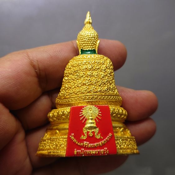 พระแก้วมรกต ทรงฤดูหนาว (ขนาดสูง 6.3 เซน) เนื้อโลหะเคลือบสีเขียว เครื่องทรงชุบทอง สำนักพระราชวัง สร้าง พุทธาภิเษก ณ วัดพระศรีรัตนศาสดาราม พ.ศ รูปที่ 4