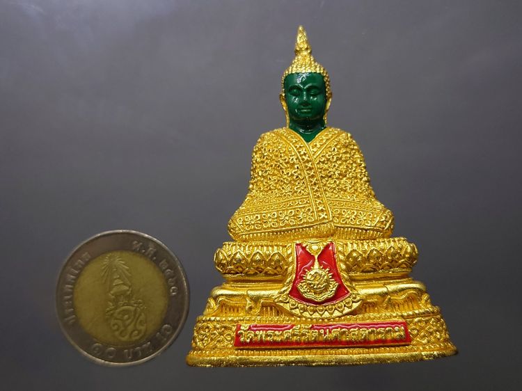 พระแก้วมรกต ทรงฤดูหนาว (ขนาดสูง 6.3 เซน) เนื้อโลหะเคลือบสีเขียว เครื่องทรงชุบทอง สำนักพระราชวัง สร้าง พุทธาภิเษก ณ วัดพระศรีรัตนศาสดาราม พ.ศ รูปที่ 7