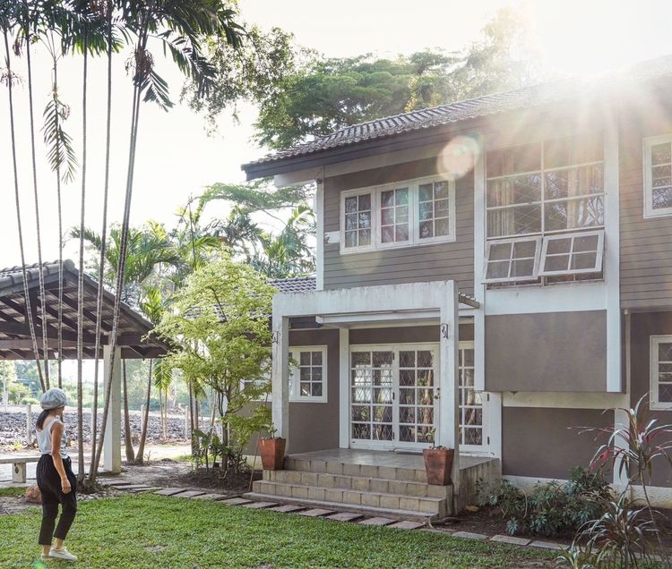 ขายบ้านสวย ร่มรื่น เคยใช้เป็นเรือนรับรองแขกของการบินไทย มีบ้านทั้งหมด 3 หลัง พื้นที่ 3 ไร่ 84 ตารางวา ราคา 21 ลบ. ด้านหน้าติดถนน หลังคลอง 