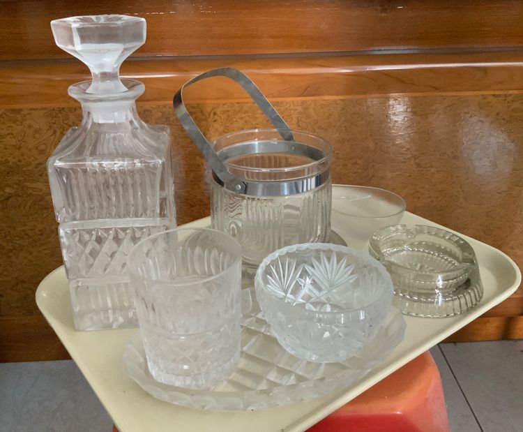 ของใช้ในบ้านต่างๆ จาน ชาม แก้ว รวมถึงเฟอร์นิเจอร์เก่า ชุดโต็ะหมู่บูชาไม้ และอื่นๆ รูปที่ 4