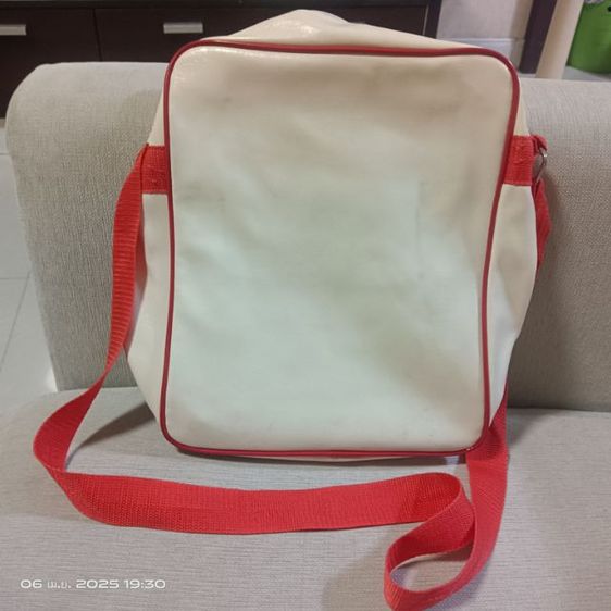 ขายกระเป๋าสะพายหนังอเนกประสงค์ HELLO KITTY สีครีมแดง  มือสอง  ขายถูกค่ะ รูปที่ 2