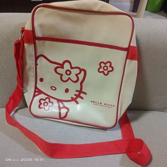 ขายกระเป๋าสะพายหนังอเนกประสงค์ HELLO KITTY สีครีมแดง  มือสอง  ขายถูกค่ะ รูปที่ 4