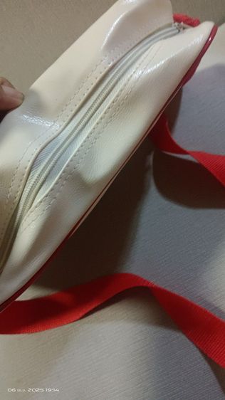 ขายกระเป๋าสะพายหนังอเนกประสงค์ HELLO KITTY สีครีมแดง  มือสอง  ขายถูกค่ะ รูปที่ 5