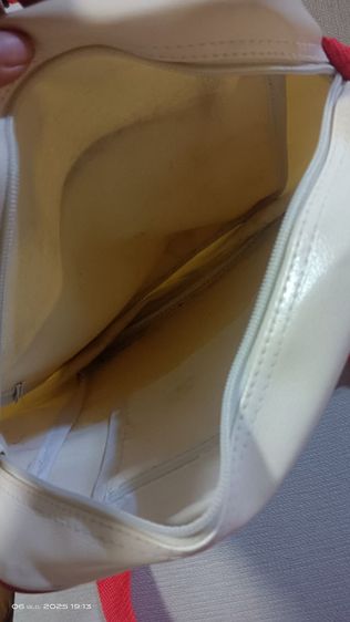 ขายกระเป๋าสะพายหนังอเนกประสงค์ HELLO KITTY สีครีมแดง  มือสอง  ขายถูกค่ะ รูปที่ 7