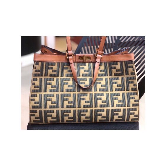 กระเป๋า FENDI PEEKABOO XหรือTOTE ขนาดกลาง  หนังสีเขียวเข้มและน้ำตาล  เป็นสินค้ามือสองงานลุ้น ตู้ญี่ปุ่นไม่การันตีแท้  