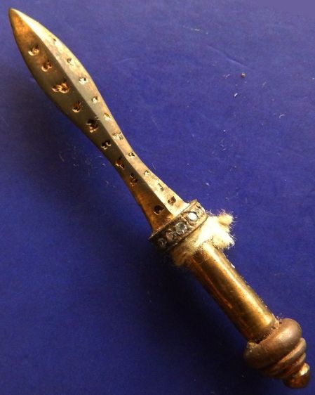 พระขรรค์เพชรพระพุทธเจ้ารุ่นแรก เนื้อสัตตโลหะ หลวงปู่คำบุ วัดกุดชมภู พ.ศ. 2553 ยิงเลข พร้อมกล่องเดิม  ปลายด้ามถอดได้บรรจุมวลสารอันศักดิ์สิทธิ รูปที่ 3