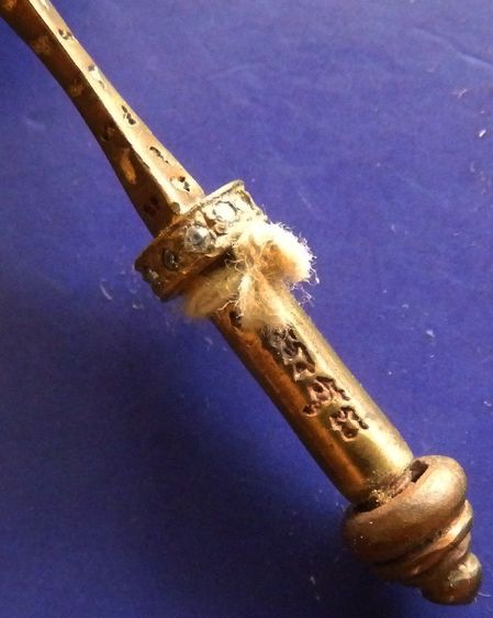 พระขรรค์เพชรพระพุทธเจ้ารุ่นแรก เนื้อสัตตโลหะ หลวงปู่คำบุ วัดกุดชมภู พ.ศ. 2553 ยิงเลข พร้อมกล่องเดิม  ปลายด้ามถอดได้บรรจุมวลสารอันศักดิ์สิทธิ รูปที่ 4