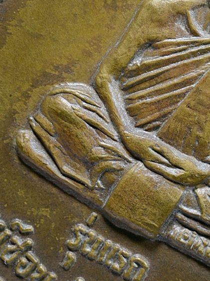 ให้เช่า เหรียญเนื้อทองฝาบาตรเก่า เพิ่งแกะจากเลี่ยมกันน้ำ เหรียญรุ่นแรกหลวงปู่ชอบ ฐานสโม ปี 2514  หายาก รูปที่ 2