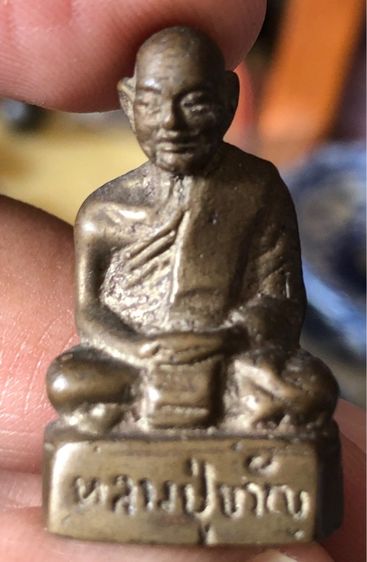 รูปหล่อโบราณหลวงพ่อขวัญ