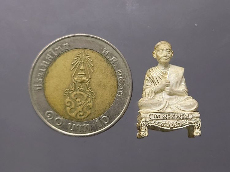 สมเด็จพระพุฒาจารย์ (โต พรหมรังสี) ลอยองค์พิมพ์ใหญ่ เนื้อเงิน อนุสรณ์ ๑๒๘ ปี วัดเกศไชโย พ.ศ.2543 กล่องเดิม รูปที่ 8