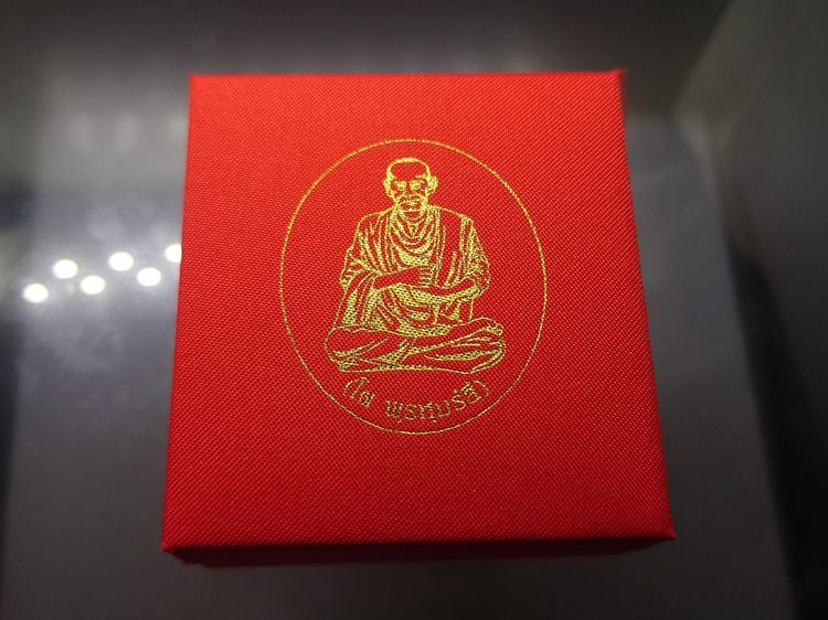 สมเด็จพระพุฒาจารย์ (โต พรหมรังสี) ลอยองค์พิมพ์ใหญ่ เนื้อเงิน อนุสรณ์ ๑๒๘ ปี วัดเกศไชโย พ.ศ.2543 กล่องเดิม รูปที่ 9