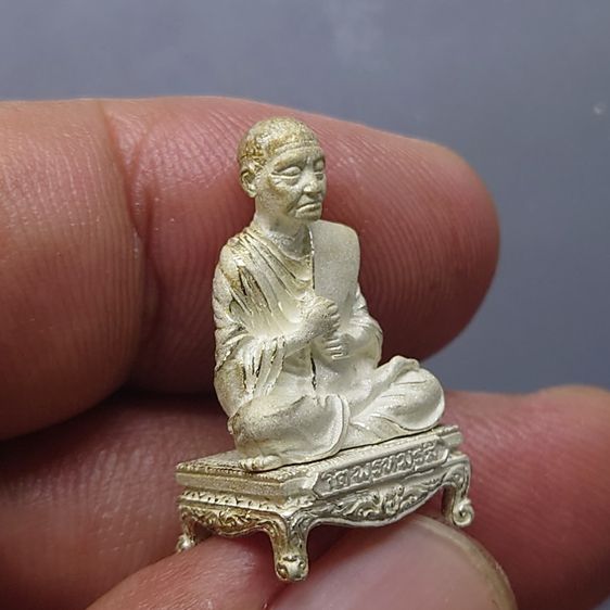 สมเด็จพระพุฒาจารย์ (โต พรหมรังสี) ลอยองค์พิมพ์ใหญ่ เนื้อเงิน อนุสรณ์ ๑๒๘ ปี วัดเกศไชโย พ.ศ.2543 กล่องเดิม รูปที่ 5