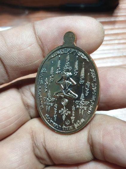 เหรียญห่วงเชื่อมรุ่นแรก เมตตา หลวงปู่หุน วัดบางผึ้ง ฉะเชิงเทรา ปี 58 เนื้อมหาชนวน สภาพสวย เลข Number 111 เชิญสำหรับคนชอบเลขสวย รูปที่ 7