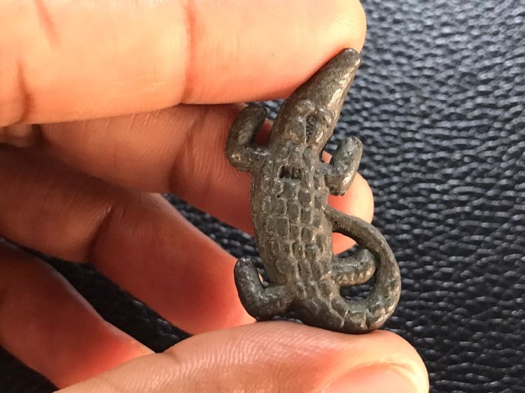 รูปหล่อจระเข้พ่อสนิท