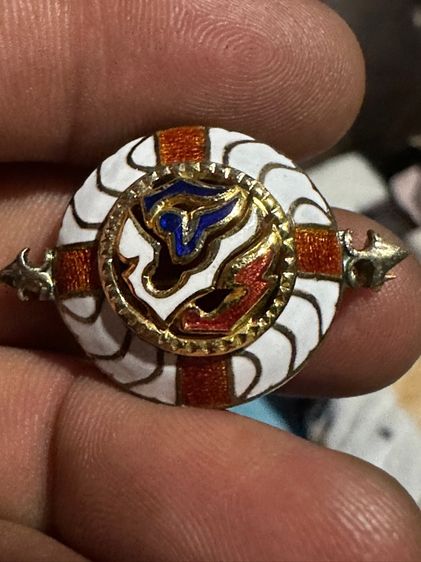 เข็มกลัดเงินหน้ากากทองคำ