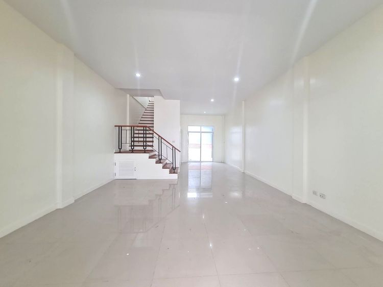 ขาย หรือเช่า ทาวน์โฮม 3 ชั้น  25 ตร.ว. 180 ตร.ม   ทำเลน่าลงทุน  เชื่อมต่อมอเตอร์เวย์ M81 ขายถูก วิชั่น สมาร์ท ซิตี้  จังหวัดนนทบุรี  รูปที่ 3