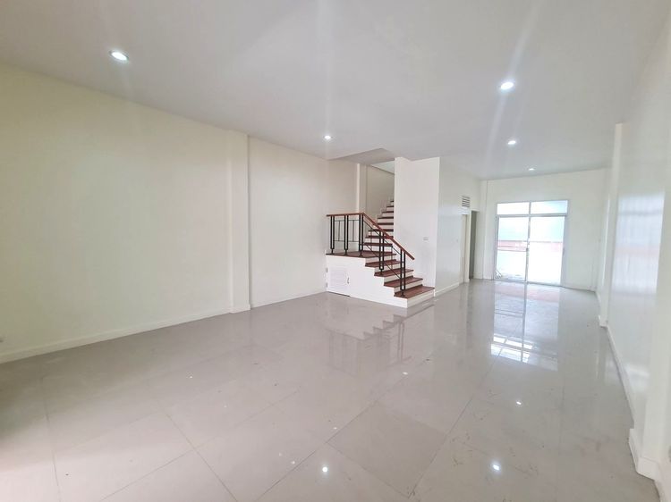 ขาย หรือเช่า ทาวน์โฮม 3 ชั้น  25 ตร.ว. 180 ตร.ม   ทำเลน่าลงทุน  เชื่อมต่อมอเตอร์เวย์ M81 ขายถูก วิชั่น สมาร์ท ซิตี้  จังหวัดนนทบุรี  รูปที่ 4