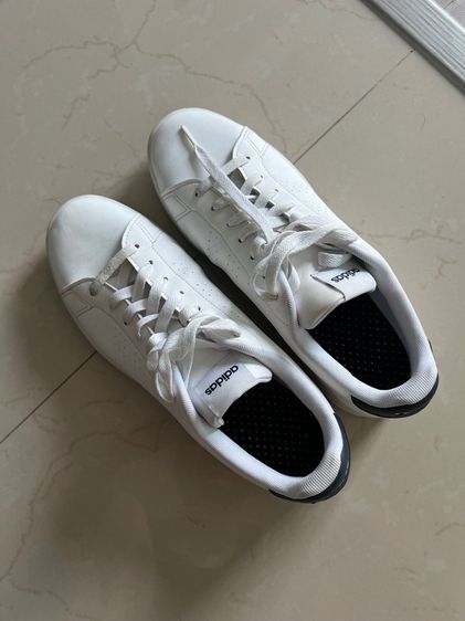 รองเท้าผ้าใบ แบรนด์ adidas ขนาด 43.5
