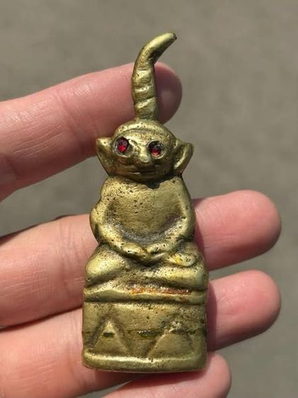 งั่งตาแดง​ ลำตัวหนา​ มีกริ่งดัง​ ​ผิวสวย