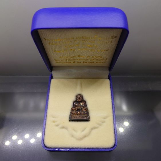 รูปหล่อหลวงปู่ทวด เหยียบน้ำทะเลจืด เนื้อนวะ 111 ปี กระทรวงกลาโหม พุทธาภิเษก วัดช้างให้ และ วัดพระศรีรัตนศาสดาราม พ.ศ.2540 พร้อมกล่องเดิม