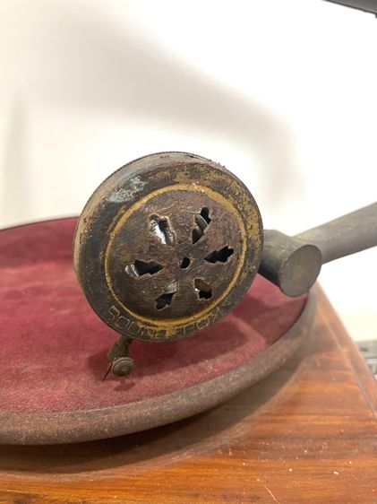 เครื่องเล่น แผ่นเสียง ปากแตรทองเหลือง ทรงสี่เหลี่ยม รูปที่ 6