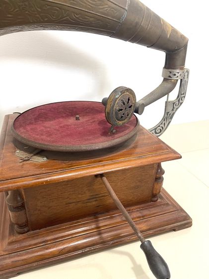 เครื่องเล่น แผ่นเสียง ปากแตรทองเหลือง ทรงสี่เหลี่ยม รูปที่ 7