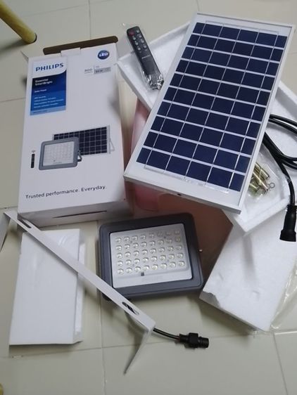 โซล่าเซลล์ ยี่ห้อ philips 90 วัตต์ มีรีโมท สภาพใหม่เอี่ยมไม่เคยใช้