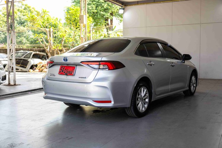 Toyota Altis 2019 1.8 Hybrid Mid Sedan ไฮบริด ไม่ติดแก๊ส เกียร์อัตโนมัติ เงิน รูปที่ 4