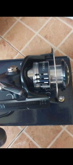 STRADIC Sw 4000HG👇 สภาพมีรอยตำหนิบ้างเล็กน้อยไม่มีรอยลึกครับพิจารณาตามรูปได้เลย  รอกหมุนเนียน ทำงานปกติทุกระบบครับ  ปล่อย5200฿ รวมส่ง