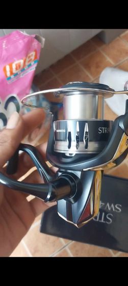 STRADIC Sw 4000HG👇 สภาพมีรอยตำหนิบ้างเล็กน้อยไม่มีรอยลึกครับพิจารณาตามรูปได้เลย  รอกหมุนเนียน ทำงานปกติทุกระบบครับ  ปล่อย5200฿ รวมส่ง รูปที่ 3