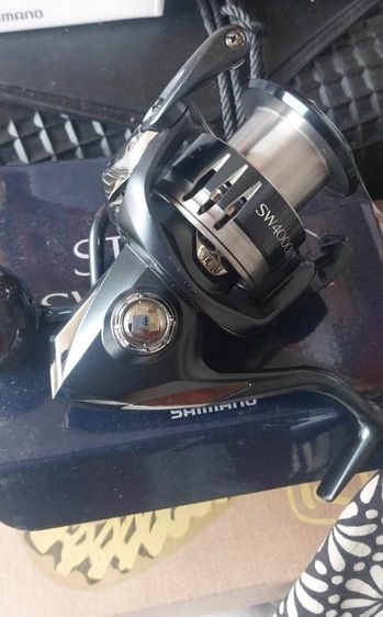 STRADIC Sw 4000HG👇 สภาพมีรอยตำหนิบ้างเล็กน้อยไม่มีรอยลึกครับพิจารณาตามรูปได้เลย  รอกหมุนเนียน ทำงานปกติทุกระบบครับ  ปล่อย5200฿ รวมส่ง รูปที่ 2