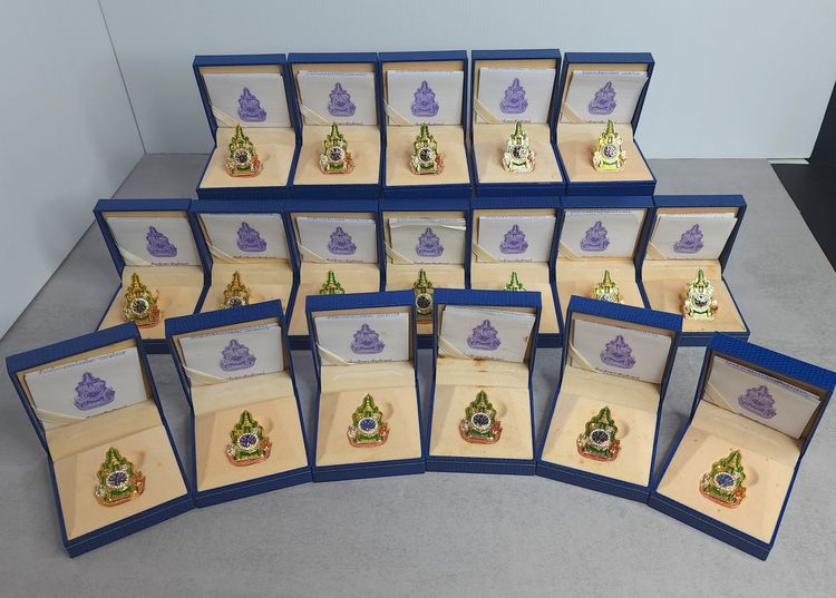 เข็มกลัด เข็มที่ระลึก ฉลองสิริราชสมบัติครบ 60ปี 2549 จัดทำโดยสำนักงานปลัดสำนักนายกรัฐมนตรี (สปน.) พร้อมกล่องและใบเซอร์ รูปที่ 9