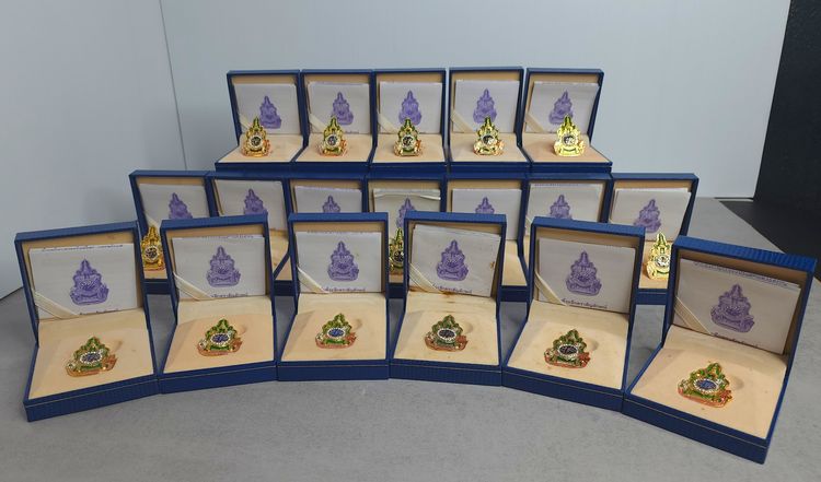 เข็มกลัด เข็มที่ระลึก ฉลองสิริราชสมบัติครบ 60ปี 2549 จัดทำโดยสำนักงานปลัดสำนักนายกรัฐมนตรี (สปน.) พร้อมกล่องและใบเซอร์ รูปที่ 10