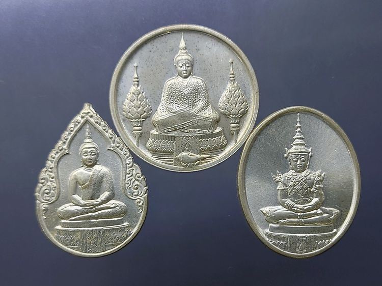 เหรียญพระแก้วมรกต ภปร รุ่นสอง ชุด 3 ฤดู เนื้อเงิน ฉลองกรุงรัตนโกสินทร์ 200 ปี พ.ศ.2525 พร้อมกล่องเดิม รูปที่ 2