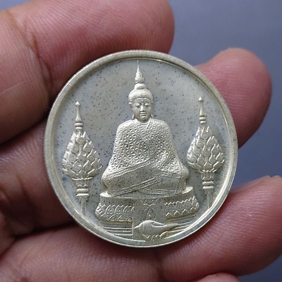 เหรียญพระแก้วมรกต ภปร รุ่นสอง ชุด 3 ฤดู เนื้อเงิน ฉลองกรุงรัตนโกสินทร์ 200 ปี พ.ศ.2525 พร้อมกล่องเดิม รูปที่ 5