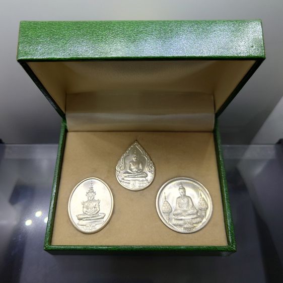 เหรียญพระแก้วมรกต ภปร รุ่นสอง ชุด 3 ฤดู เนื้อเงิน ฉลองกรุงรัตนโกสินทร์ 200 ปี พ.ศ.2525 พร้อมกล่องเดิม