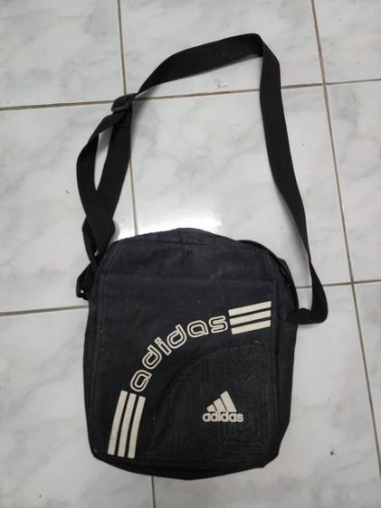 กระเป๋าสะพาย ยี่ห้อ ADIDAS สภาพดี ขายตามสภาพ ของเก่าเก็บ พร้อมส่ง