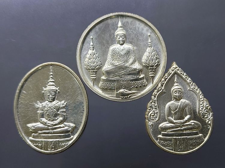 เหรียญพระแก้วมรกต ภปร รุ่นสอง ชุด 3 ฤดู เนื้อเงิน ฉลองกรุงรัตนโกสินทร์ 200 ปี พ.ศ.2525 พร้อมตลับ รูปที่ 3
