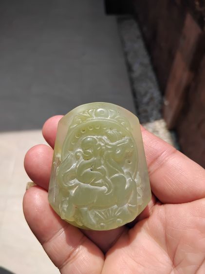 หัวเข็มขัด ลิงขี่ม้า เนื้อหินหยกขาว ห้อยคอ ขนาด 2 นิ้ว แกะแบบอย่างหนา มีน้ำหนัก แกะศิลปะอย่างสวย สมบูรณ์ แปลก หายากมาก หยกขาว เป็นสิ่งนำอำนา