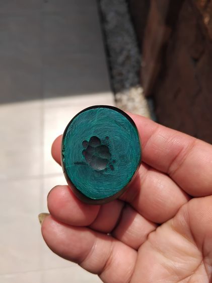 หัวแหวน เนื้อหิน สีเขียวเช้ม ห้อยคอ ขนาด 1.5 นิ้ว แกะแบบหลังเต่า อย่างหนา มีน้ำหนัก ลายหินเป็นชั้นตามธรรมชาาติ อย่างสวย สมบูรณ์ แปลก หายากมา รูปที่ 3
