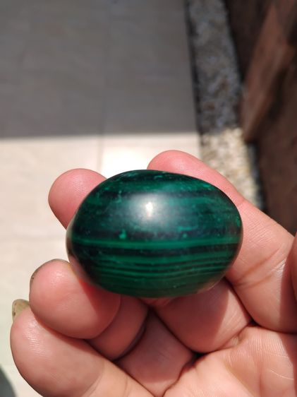 หัวแหวน เนื้อหิน สีเขียวเช้ม ห้อยคอ ขนาด 1.5 นิ้ว แกะแบบหลังเต่า อย่างหนา มีน้ำหนัก ลายหินเป็นชั้นตามธรรมชาาติ อย่างสวย สมบูรณ์ แปลก หายากมา รูปที่ 4
