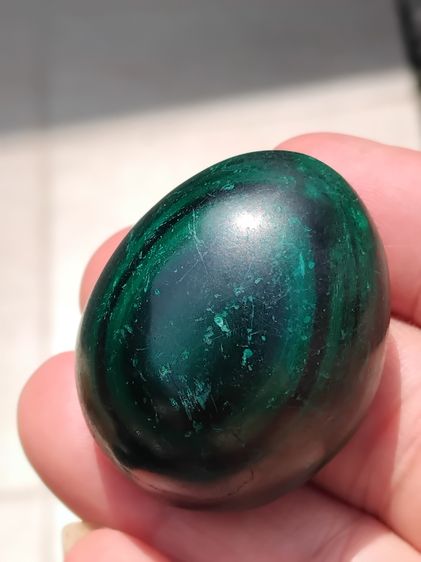 หัวแหวน เนื้อหิน สีเขียวเช้ม ห้อยคอ ขนาด 1.5 นิ้ว แกะแบบหลังเต่า อย่างหนา มีน้ำหนัก ลายหินเป็นชั้นตามธรรมชาาติ อย่างสวย สมบูรณ์ แปลก หายากมา